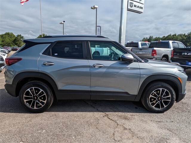 2024 Chevrolet Trailblazer LT photo 2