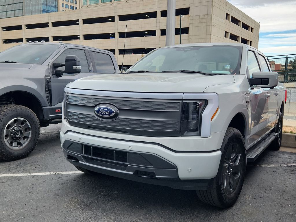 2023 Ford F-150 Lightning Lariat photo 3