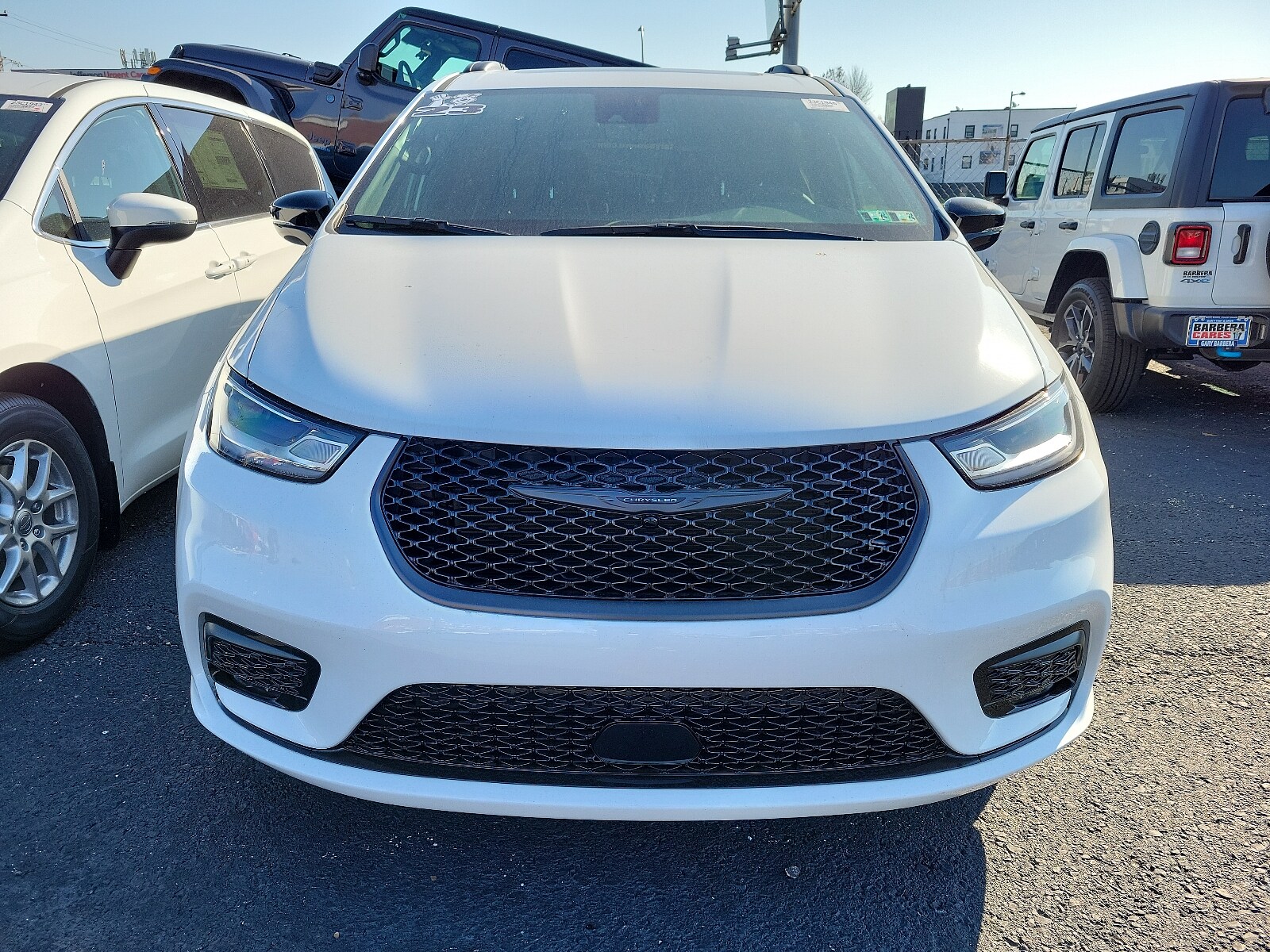 2023 Chrysler Pacifica Limited photo 2