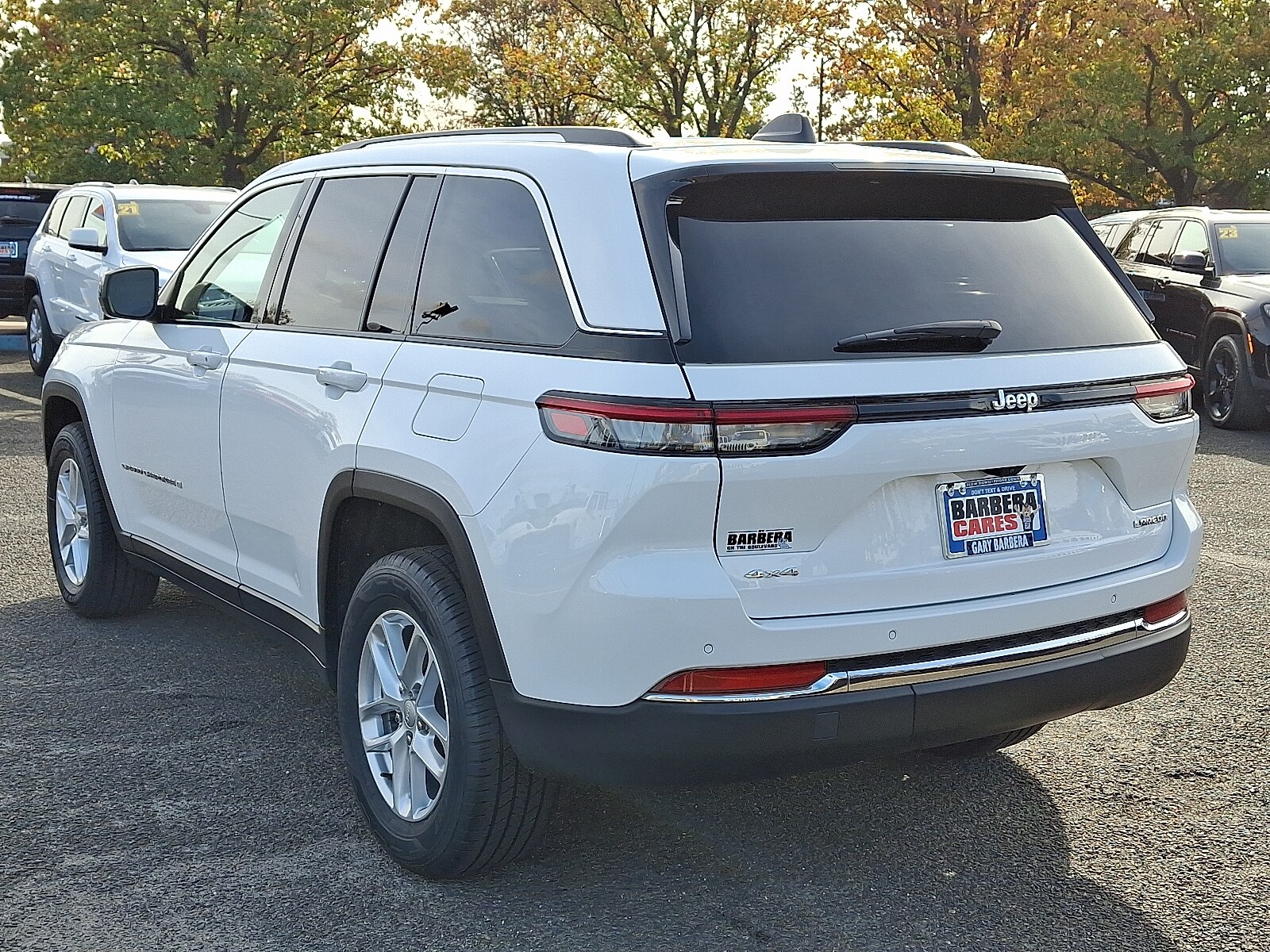 2023 Jeep Grand Cherokee Laredo photo 2