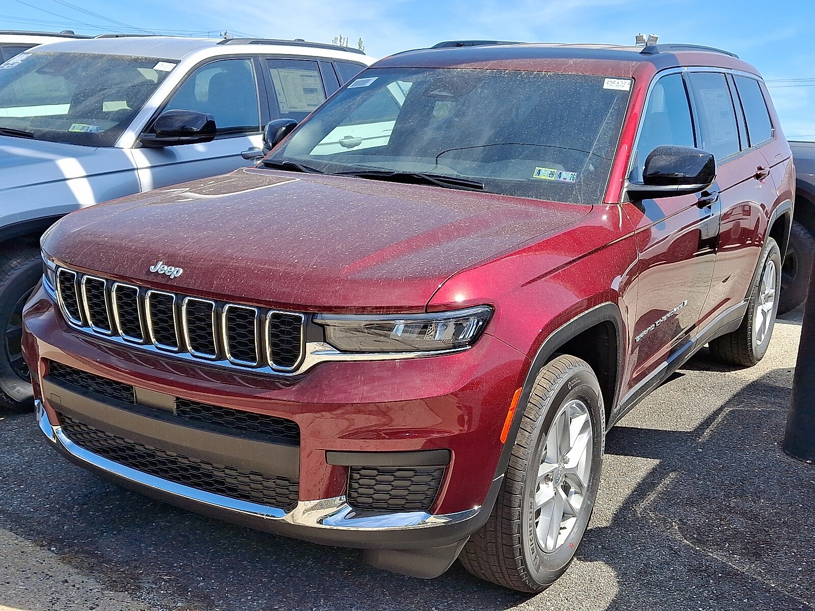 2025 Jeep Grand Cherokee Laredo photo 3