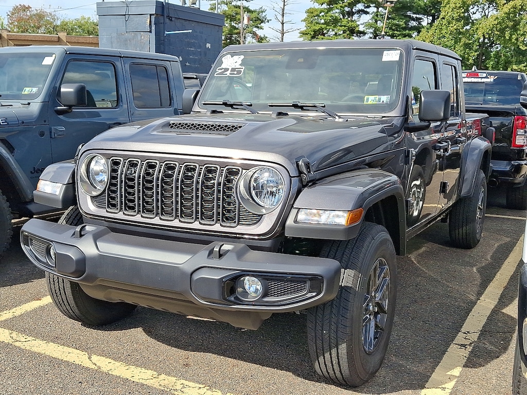 New 2025 Jeep Gladiator SPORT S 4X4 Pickup