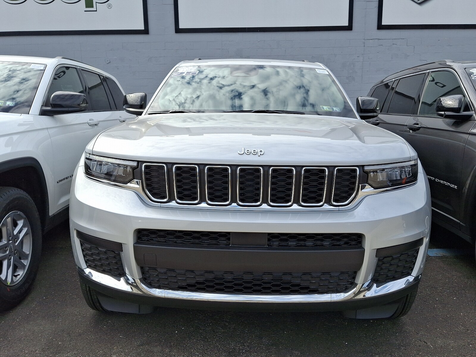 2025 Jeep Grand Cherokee Laredo X photo 2