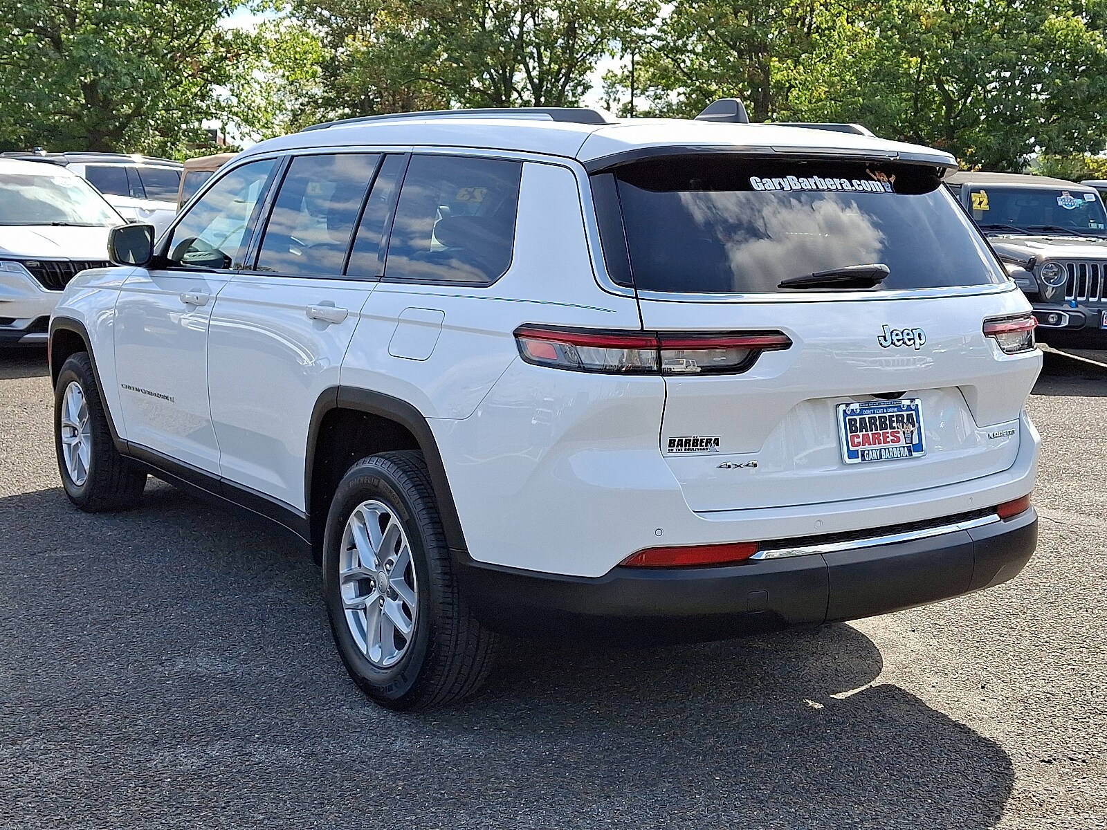2023 Jeep Grand Cherokee Laredo photo 3