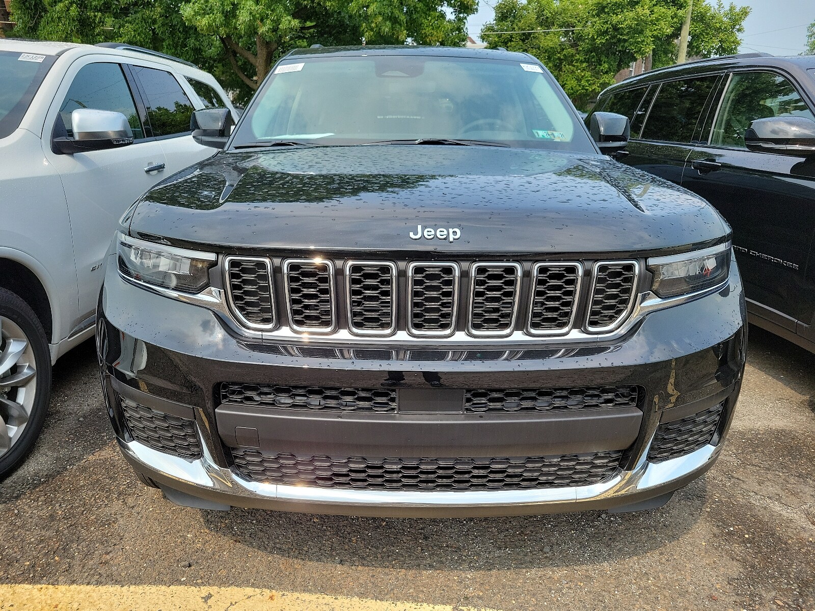 2023 Jeep Grand Cherokee Laredo photo 2