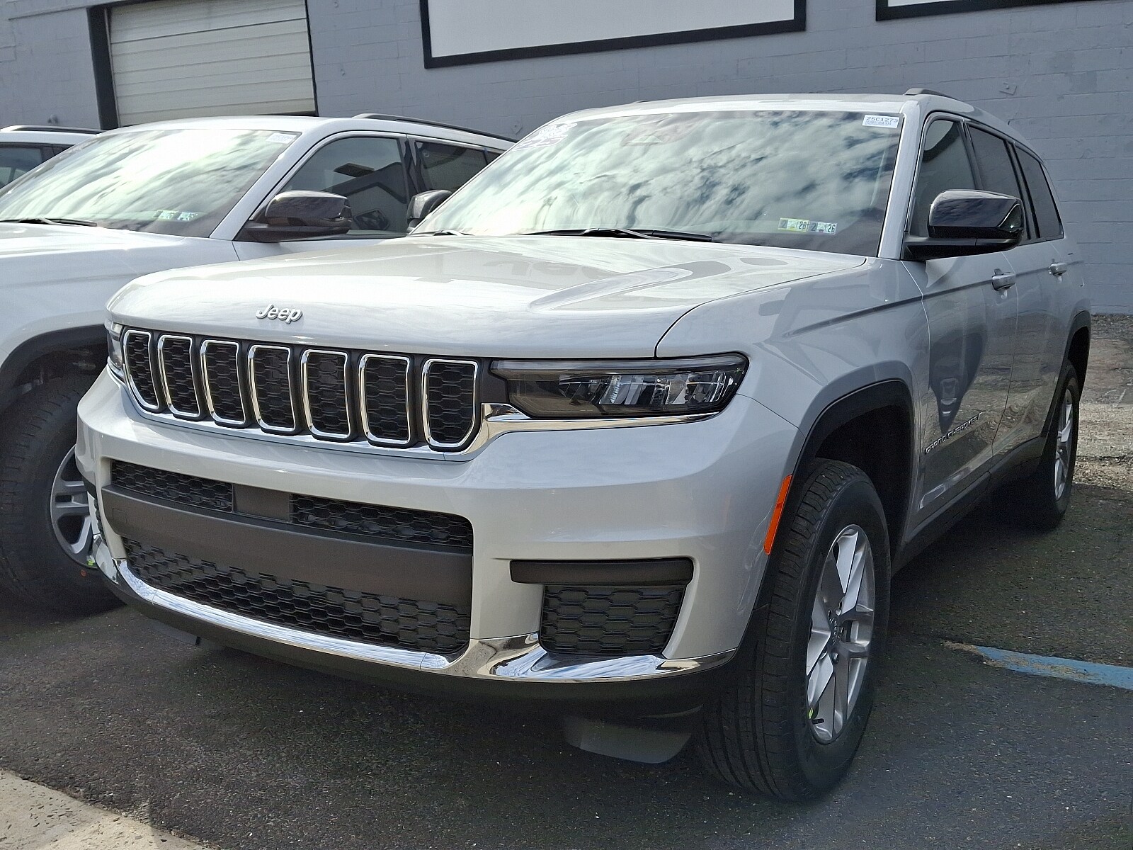 2025 Jeep Grand Cherokee Laredo X photo 3