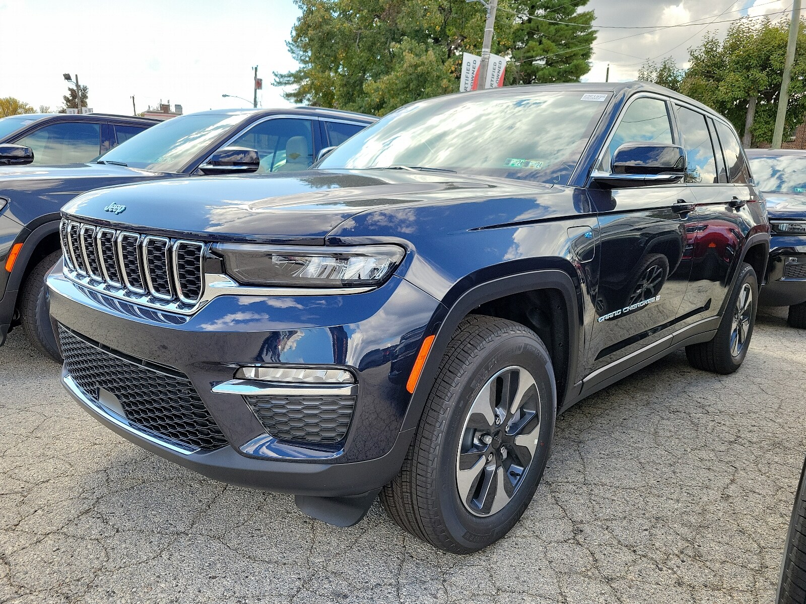 2023 Jeep Cherokee Sport photo 3