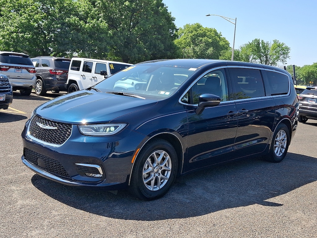 Used 2023 Chrysler Pacifica Touring L Passenger Van