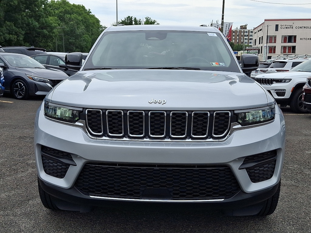 Used 2023 Jeep Grand Cherokee Laredo 4x4 Sport Utility