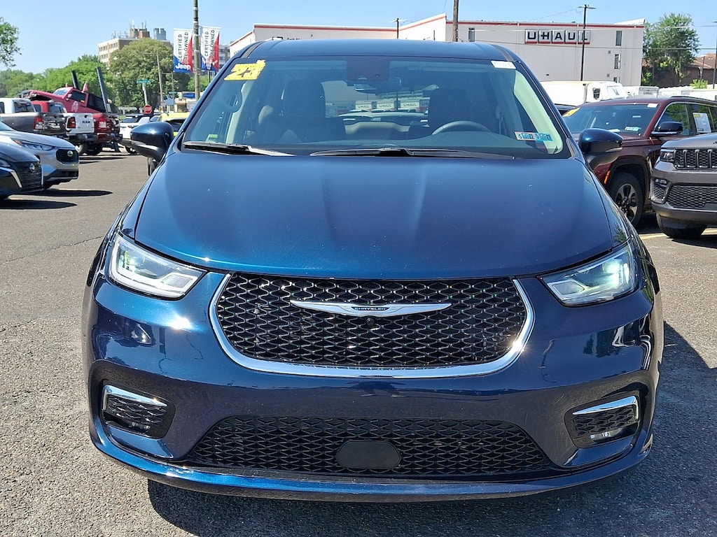 Used 2023 Chrysler Pacifica Touring L Passenger Van