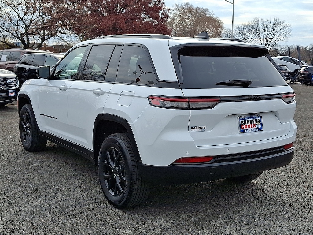Used 2024 Jeep Grand Cherokee Altitude 4x2 Sport Utility