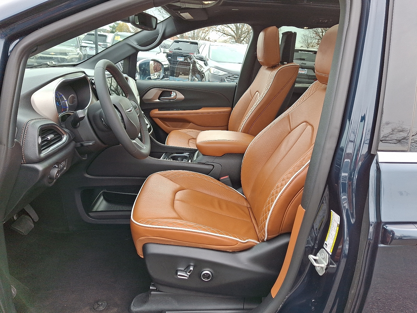 2024 Chrysler Pacifica PHEV Pinnacle - Photo 13