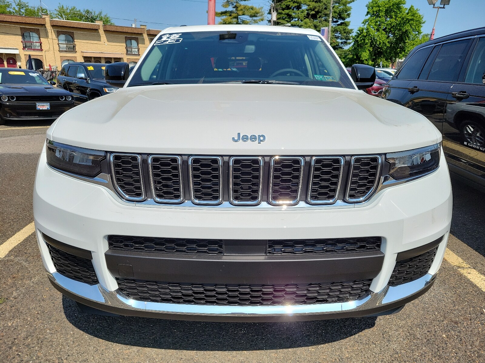2023 Jeep Grand Cherokee Laredo photo 2