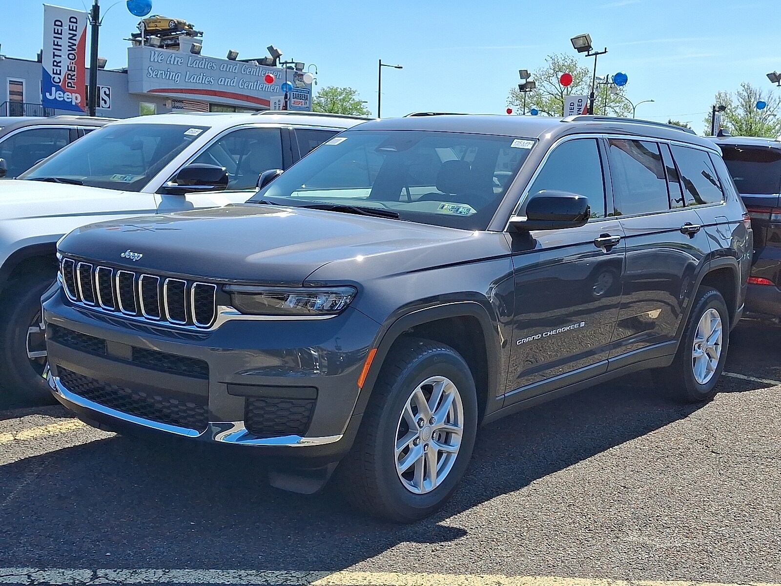 2025 Jeep Grand Cherokee Laredo photo 2