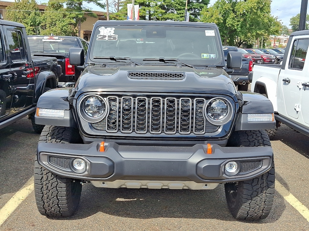 New 2025 Jeep Gladiator MOJAVE 4X4 Pickup