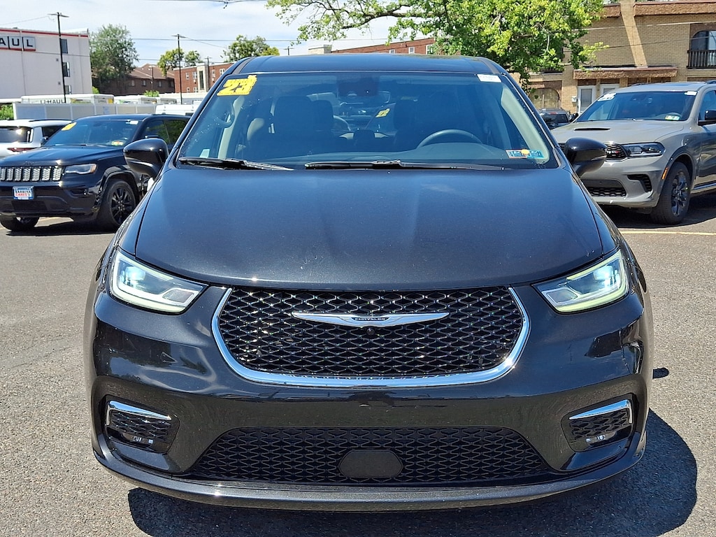 Used 2023 Chrysler Pacifica Touring L Passenger Van