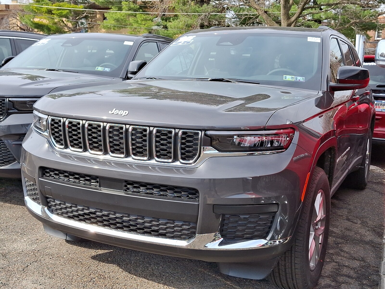 2025 Jeep Grand Cherokee Laredo photo 3