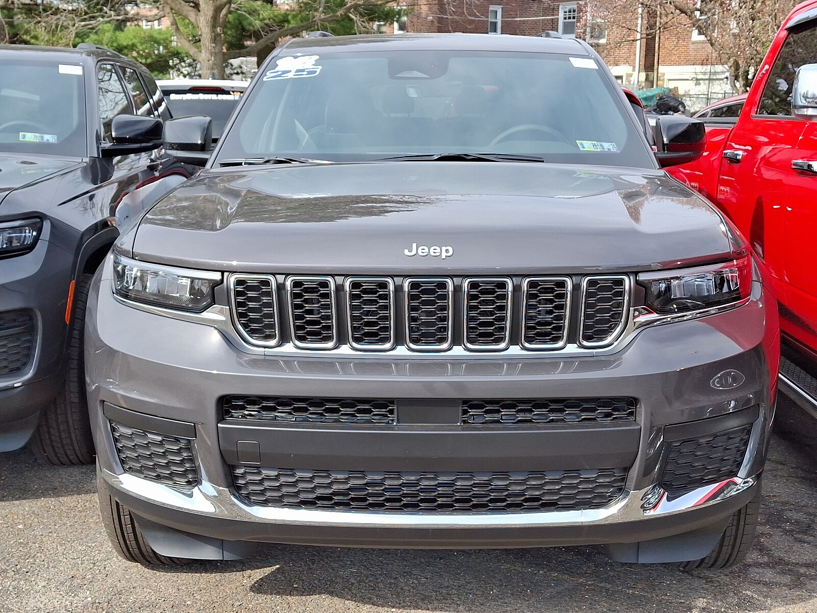 2025 Jeep Grand Cherokee Laredo photo 2