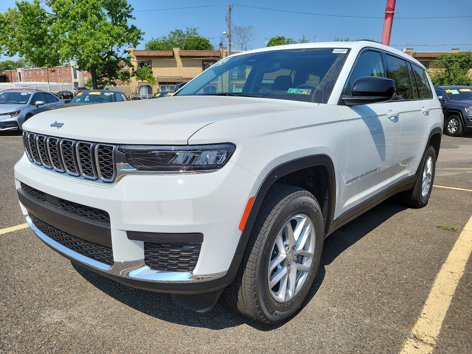 2023 Jeep Grand Cherokee Laredo photo 3
