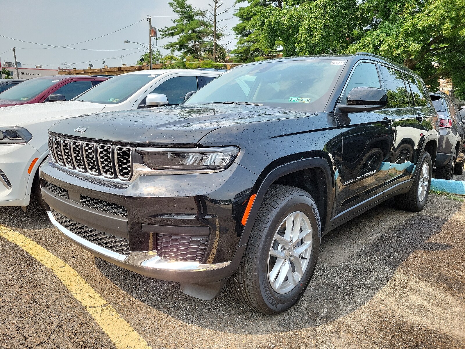 2023 Jeep Grand Cherokee Laredo photo 3