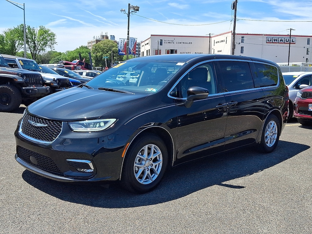 Used 2023 Chrysler Pacifica Touring L Passenger Van