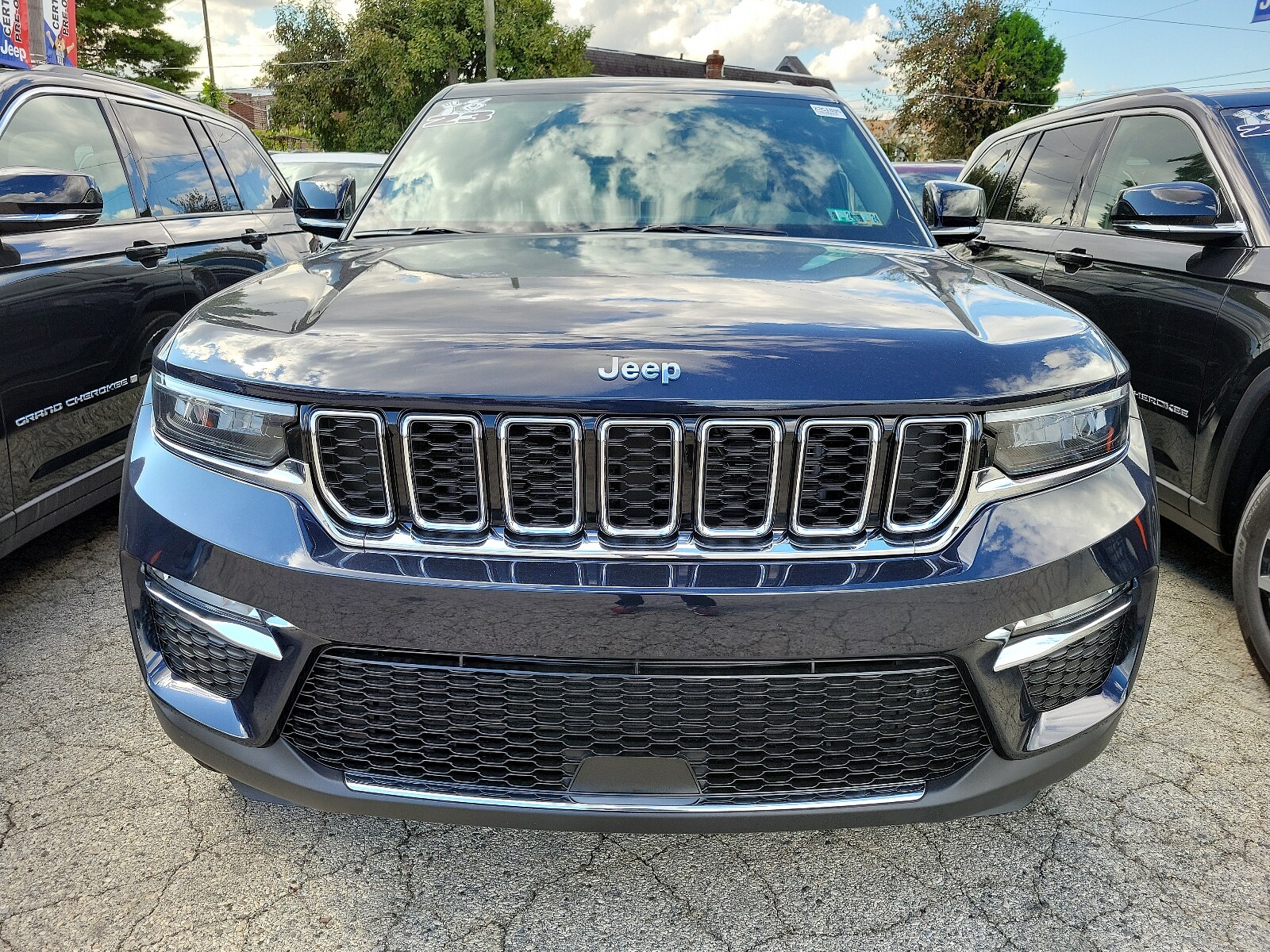 2023 Jeep Cherokee Sport photo 2