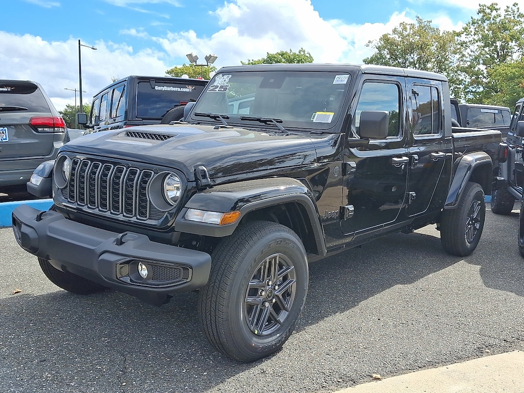 New 2025 Jeep Gladiator SPORT S 4X4 Pickup