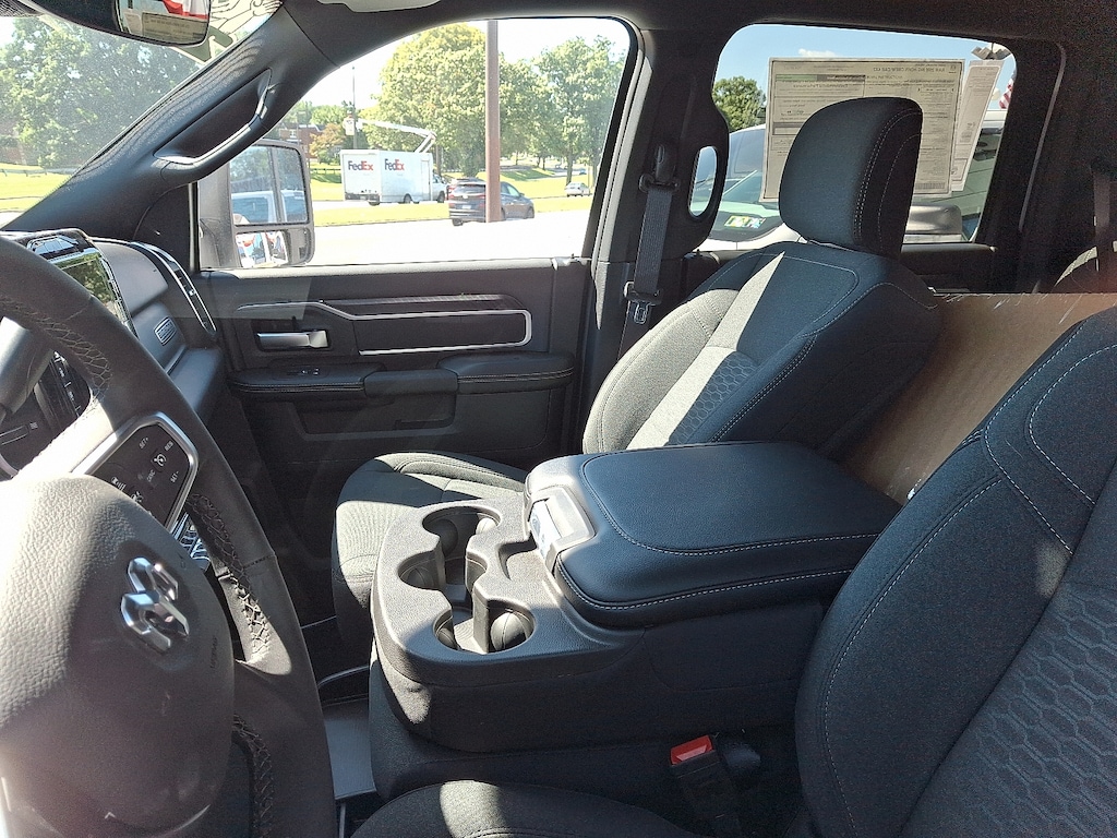 New 2025 Ram 2500 BIG HORN CREW CAB 4X2 6'4 BOX Pickup