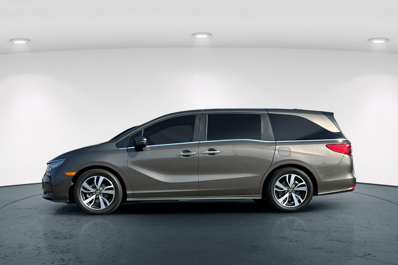 2022 Honda Odyssey Touring photo 2