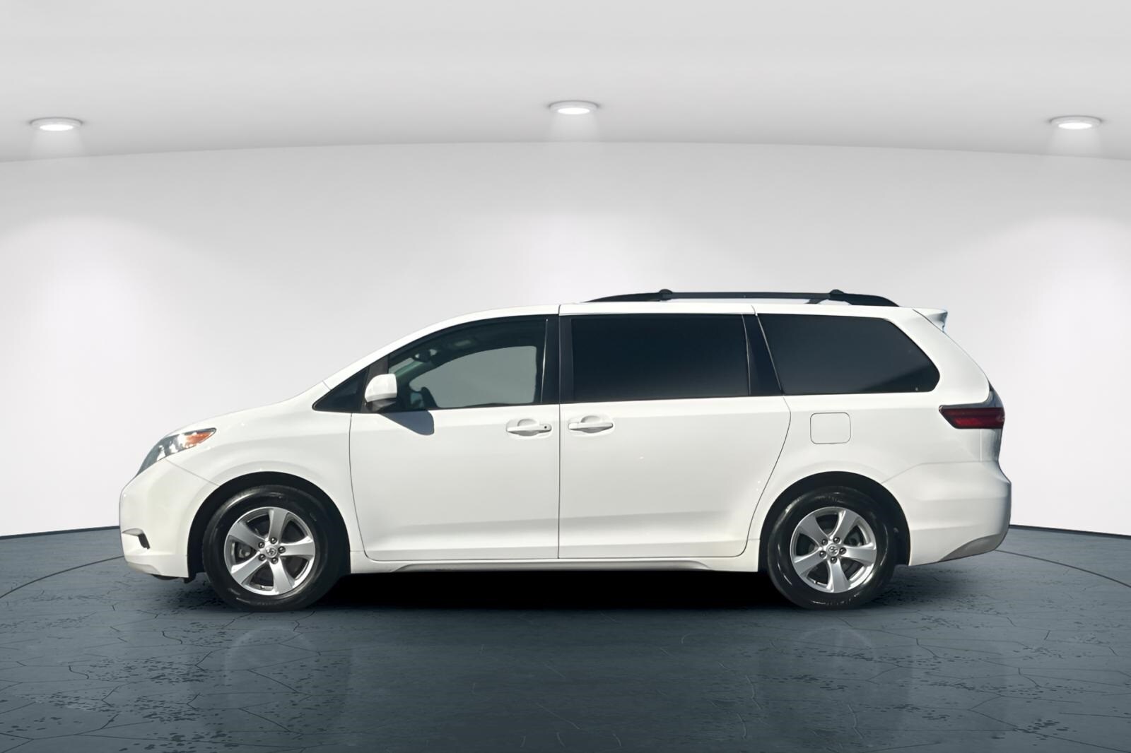 2015 Toyota Sienna LE photo 2
