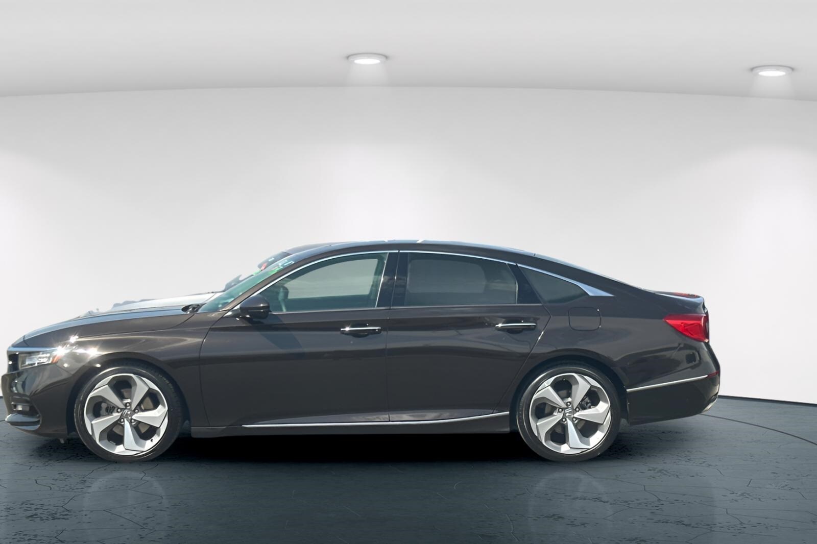 2018 Honda Accord Touring photo 2