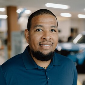 Staff member Simon Minor from ID_d61e2bfd257f