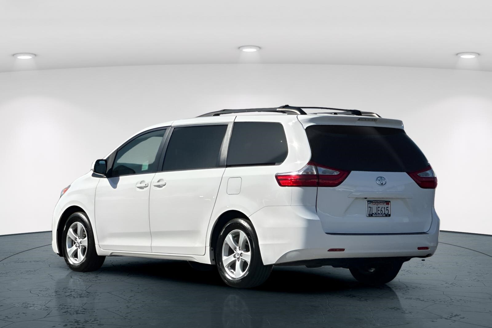 2015 Toyota Sienna LE photo 3
