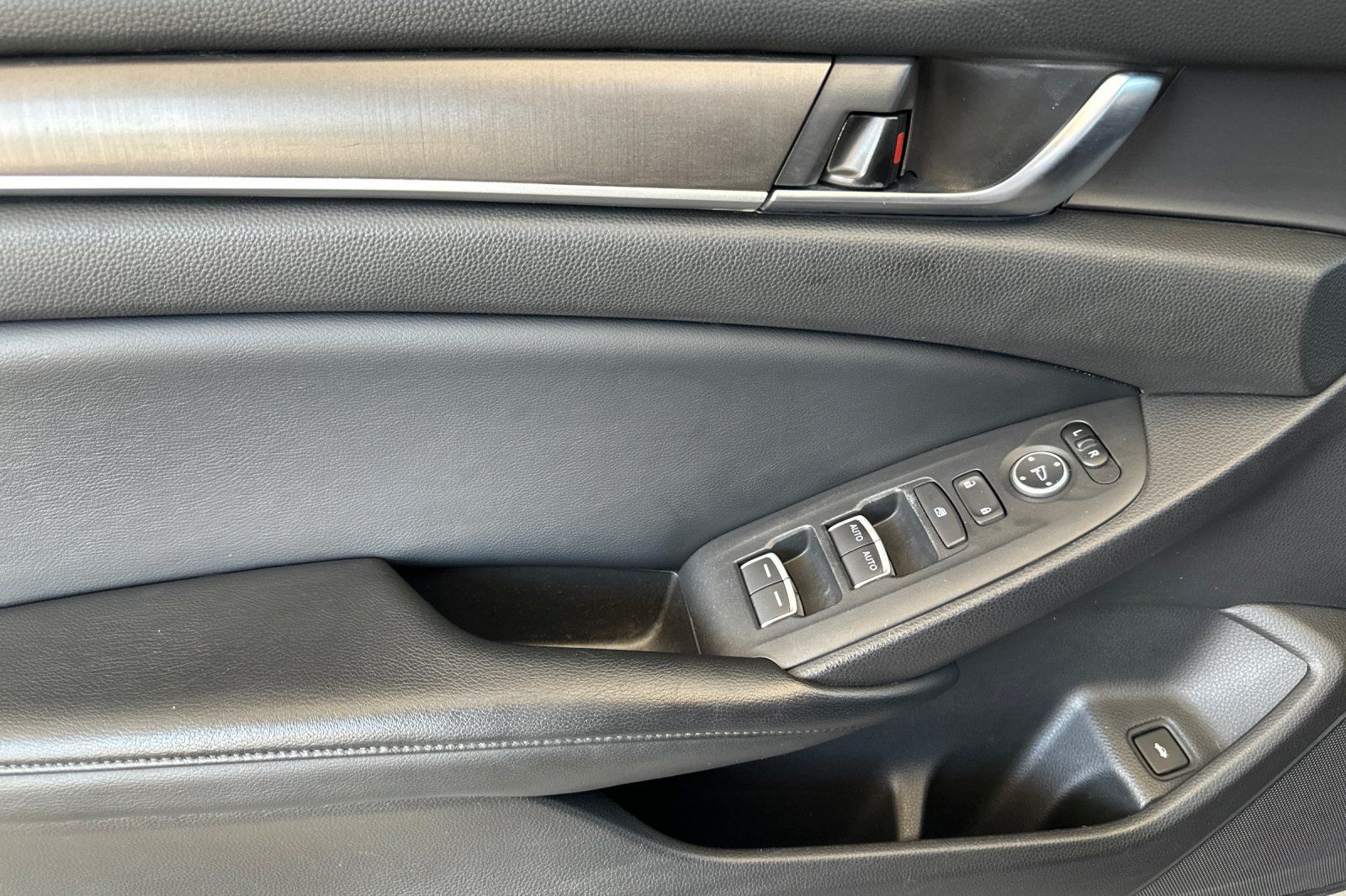 2018 Honda Accord LX - Photo 11