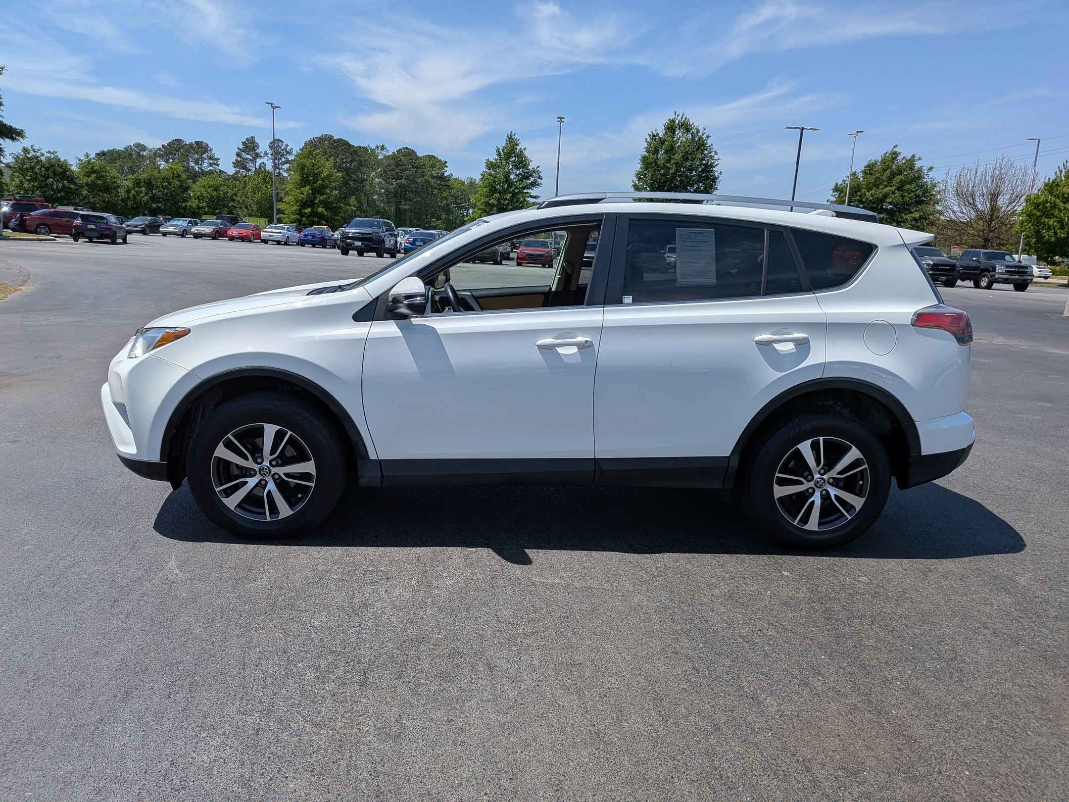 2017 Toyota RAV4 XLE photo 5