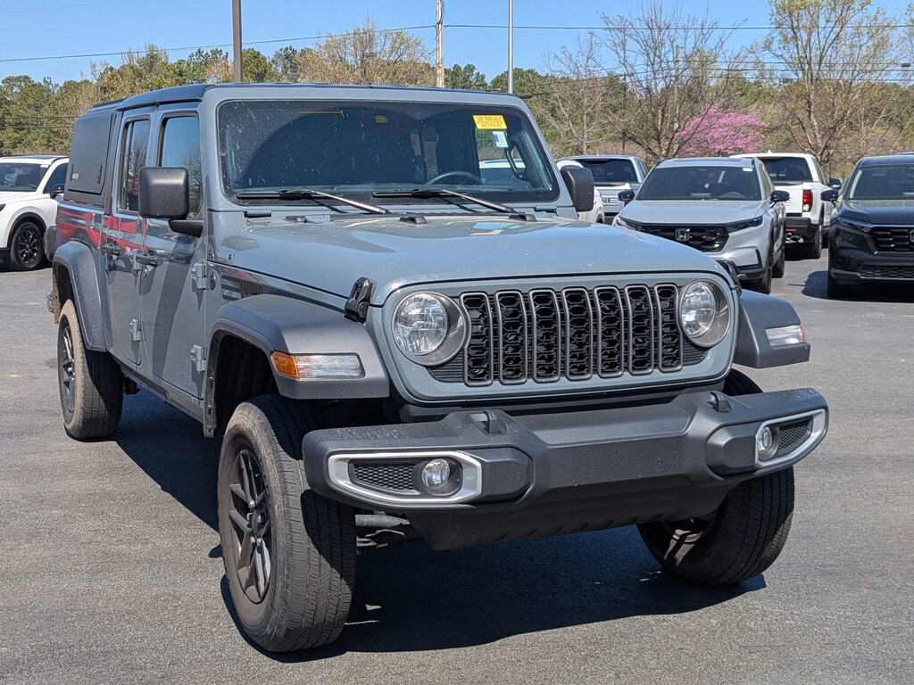 Used 2025 Jeep Gladiator Sport Truck Crew Cab