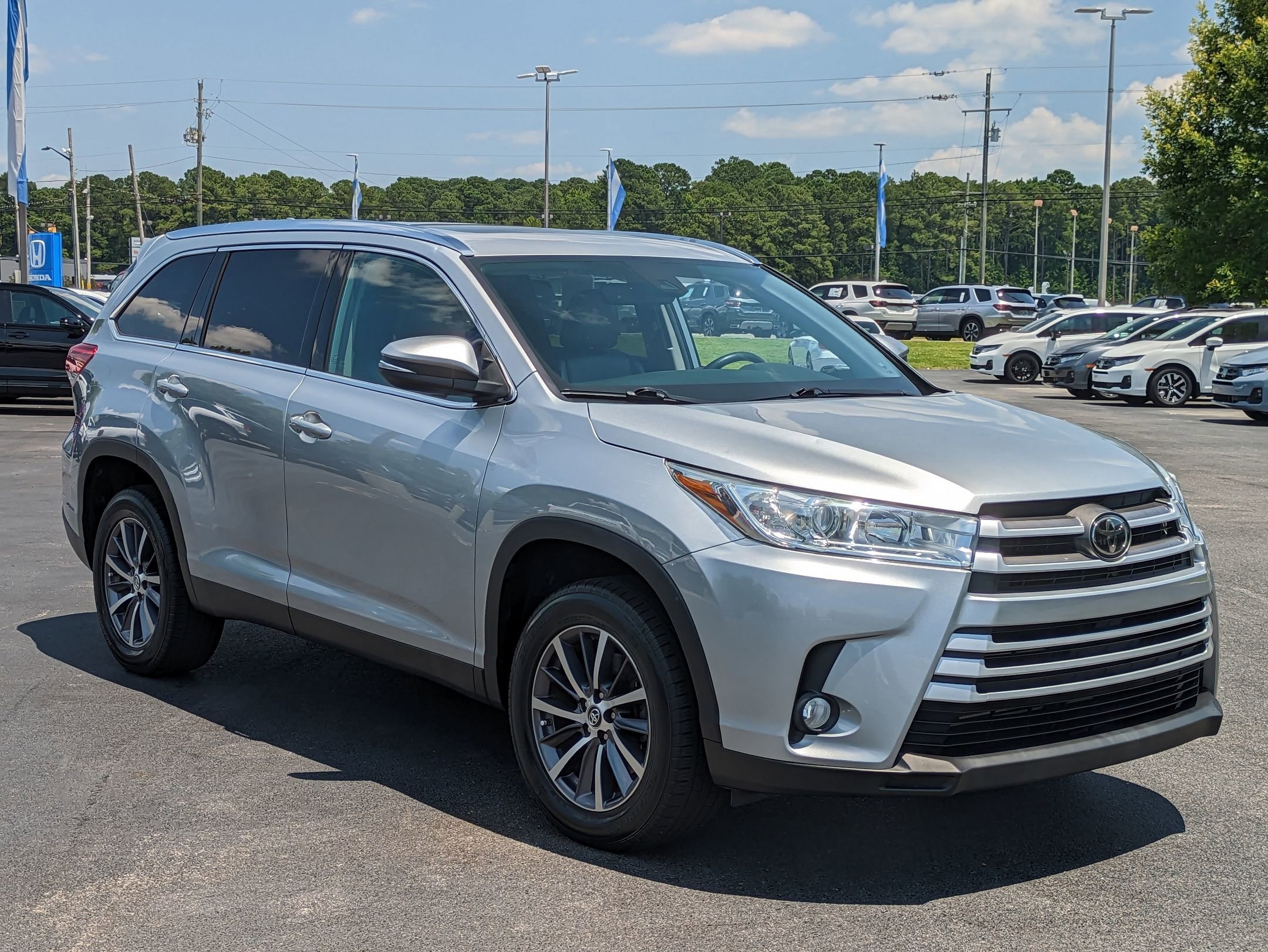 Used 2019 Toyota Highlander XLE with VIN 5TDKZRFH2KS560666 for sale in Greenville, NC