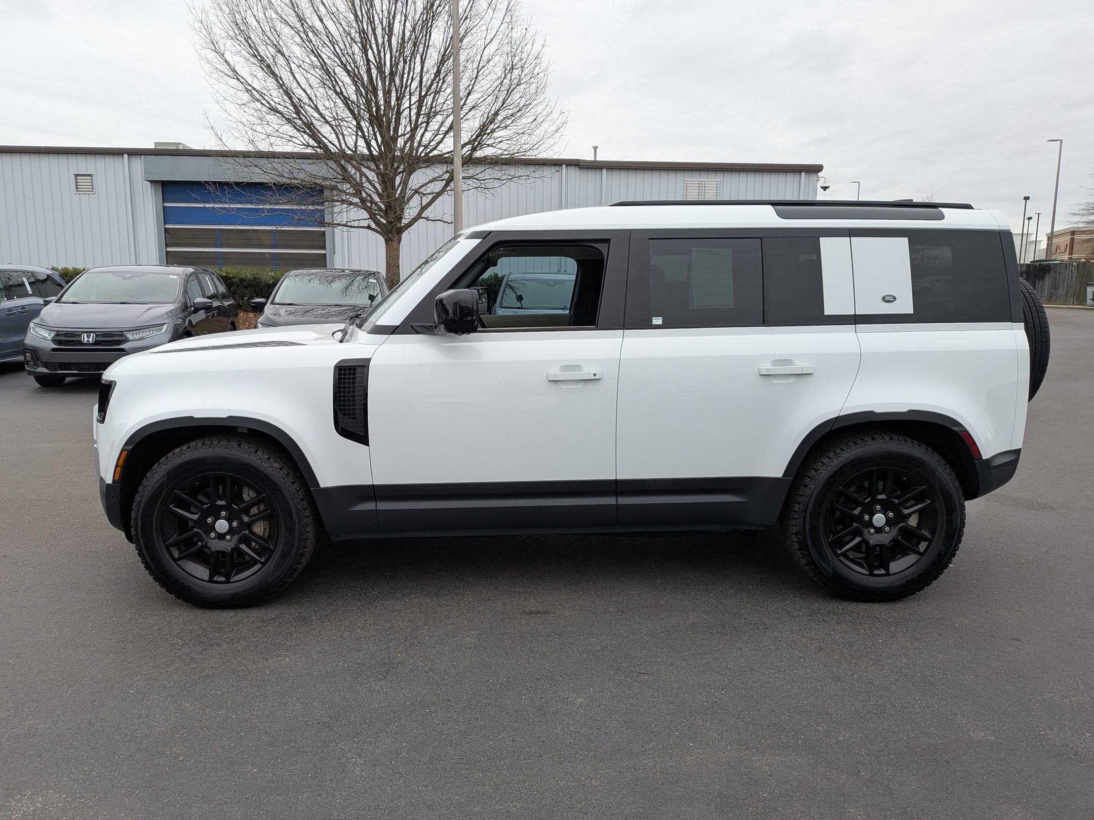 2021 Land Rover Defender SE photo 4