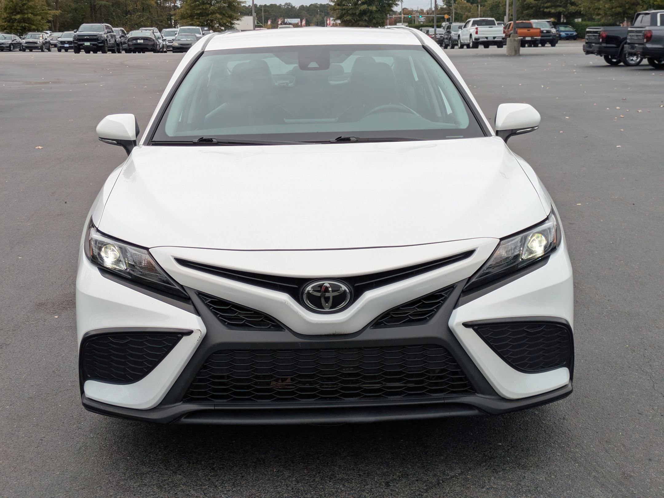 2022 Toyota Camry SE photo 3