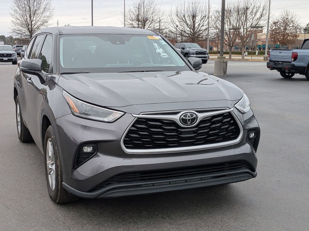 Used 2021 Toyota Highlander LE SUV