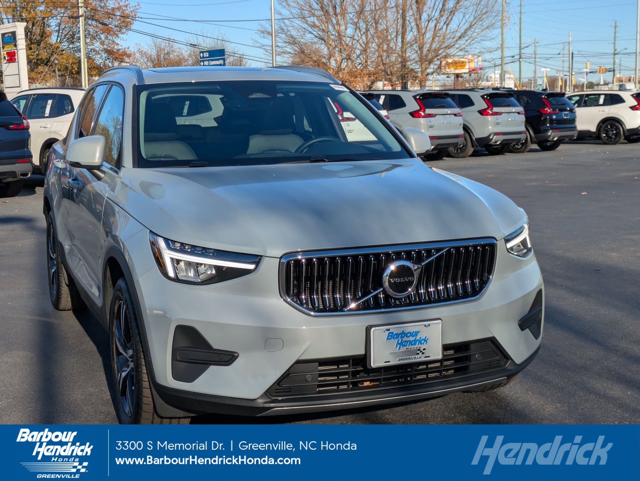 2025 Volvo XC40 Core's photo