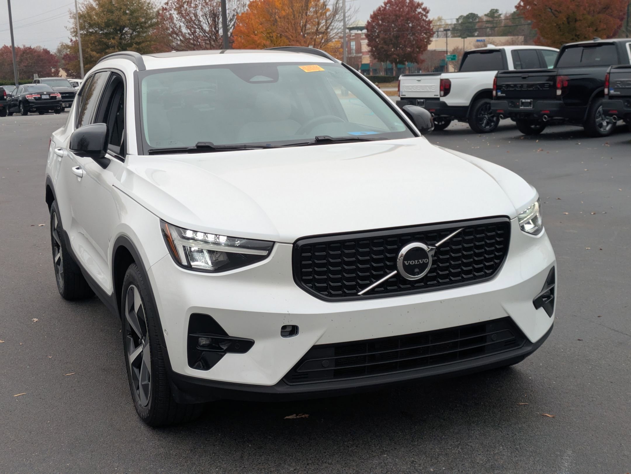 2023 Volvo XC40 Ultimate photo 2