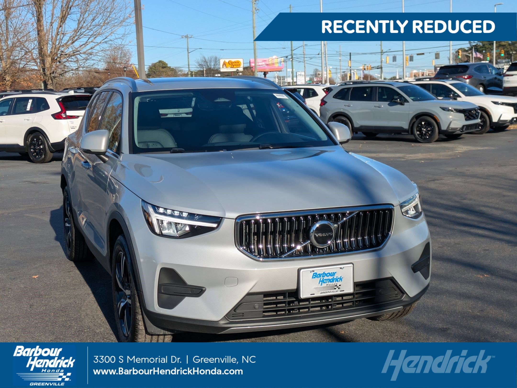 2025 Volvo XC40 Core's photo