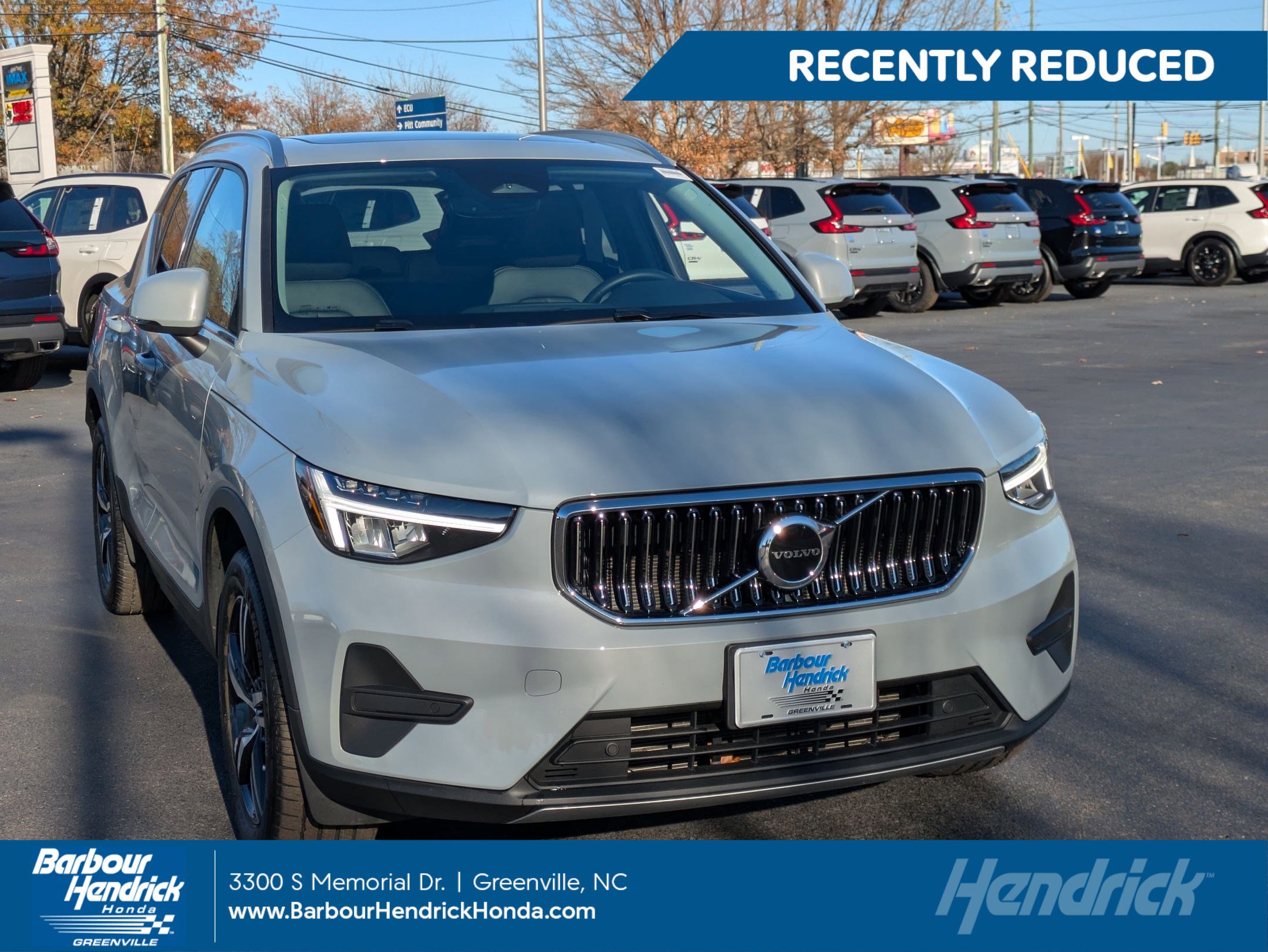 2025 Volvo XC40 Core's photo