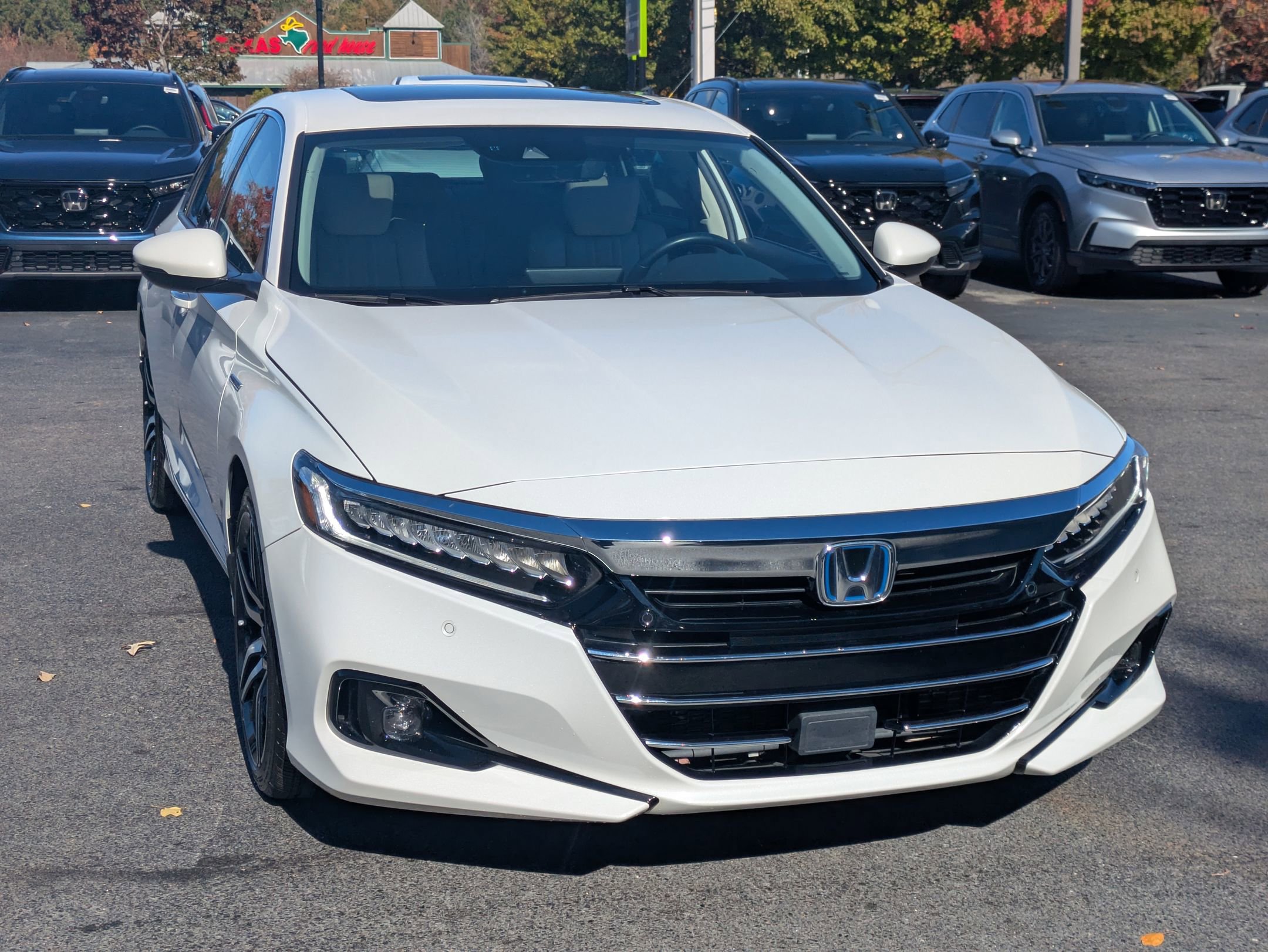 2022 Honda Accord Hybrid Touring photo 2