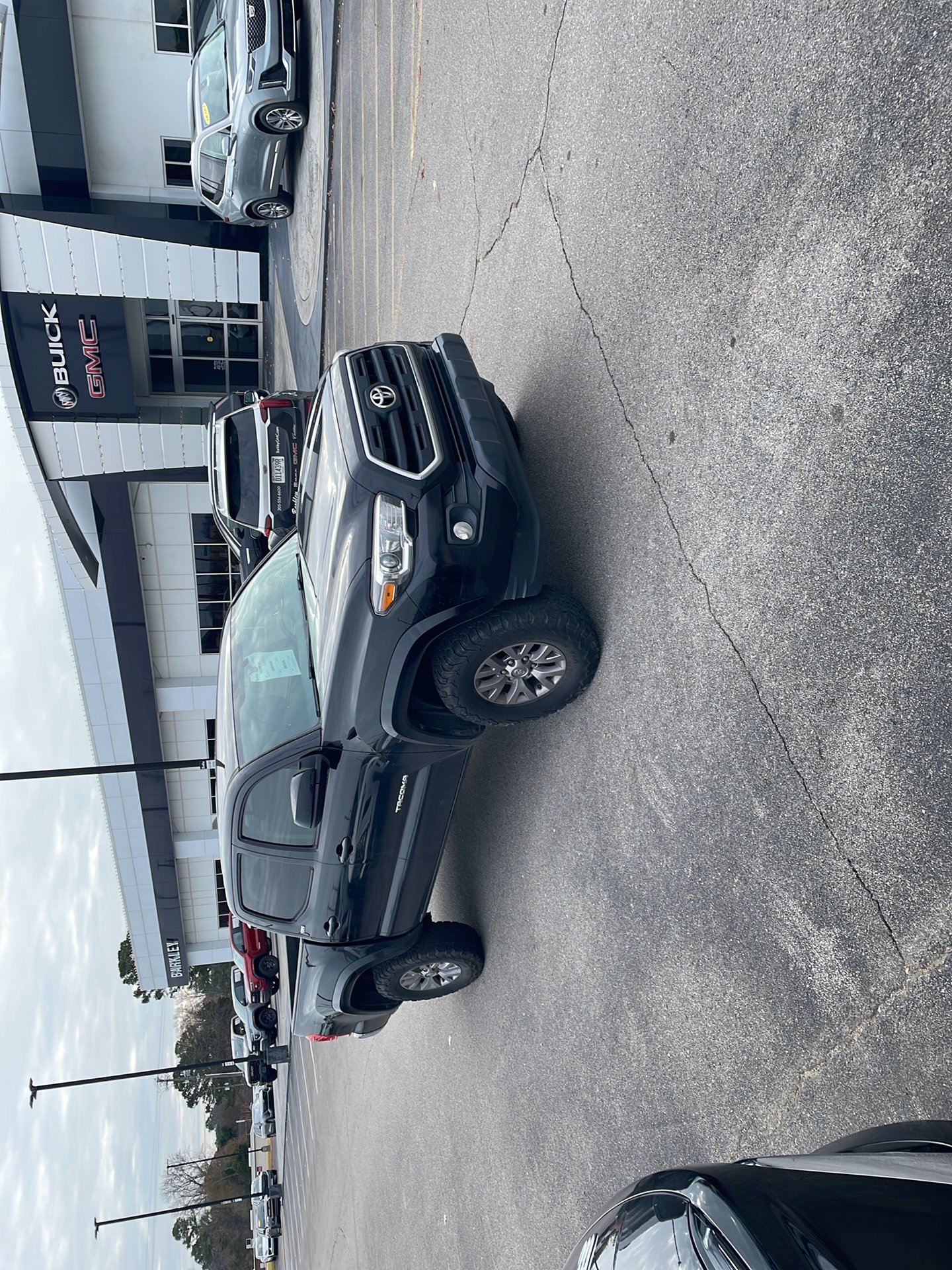 2017 Toyota Tacoma SR5's photo