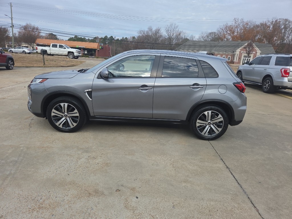 2024 Mitsubishi Outlander Sport SE's photo
