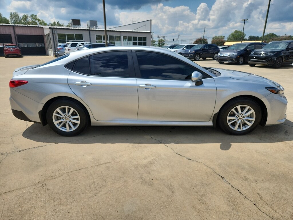 2025 Toyota Camry LE photo 4