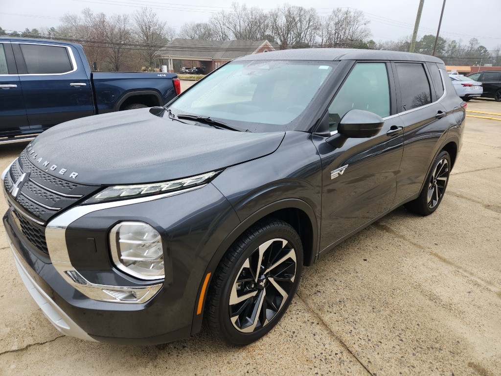 2025 Mitsubishi Outlander Plug-in Hybrid SE's photo