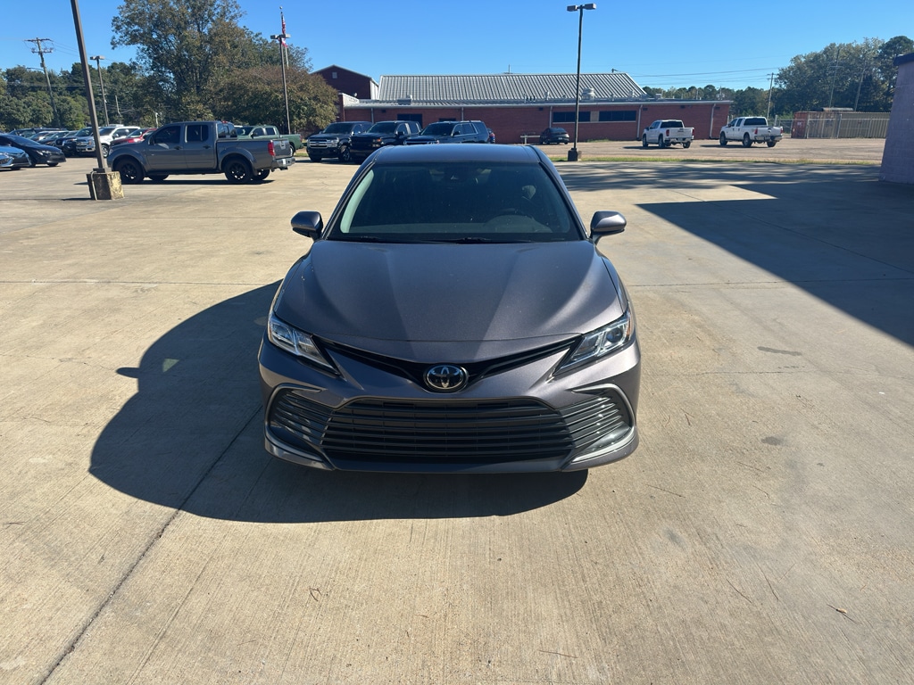2023 Toyota Camry LE's photo